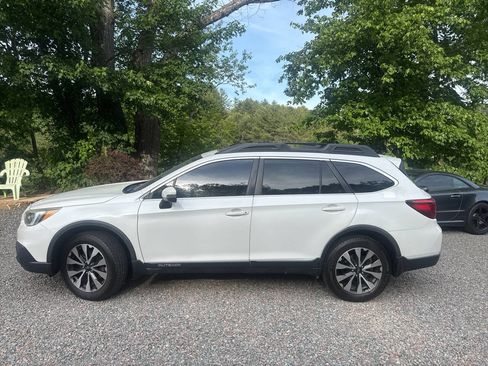 Used 2016 Subaru Outback 2.5i Limited AWD/4WD image 3