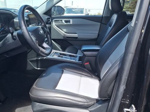 Used 2022 Ford Explorer XLT w/ Equipment Group 202A RWD image 11