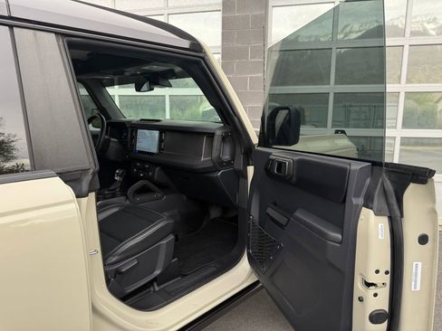 Used 2025 Ford Bronco Badlands image 19