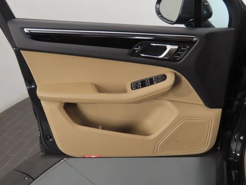 Certified 2024 Porsche Macan AWD/4WD image 34