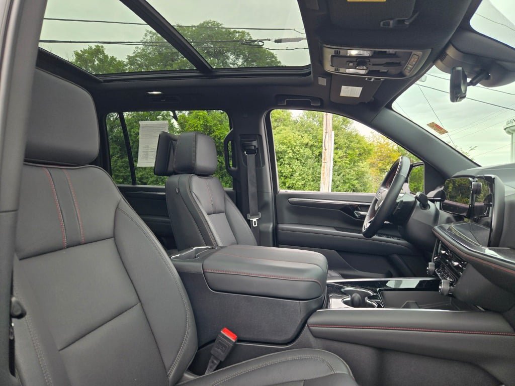 Used 2025 Chevrolet Suburban RST w/ Advanced Technology Package AWD/4WD image 5