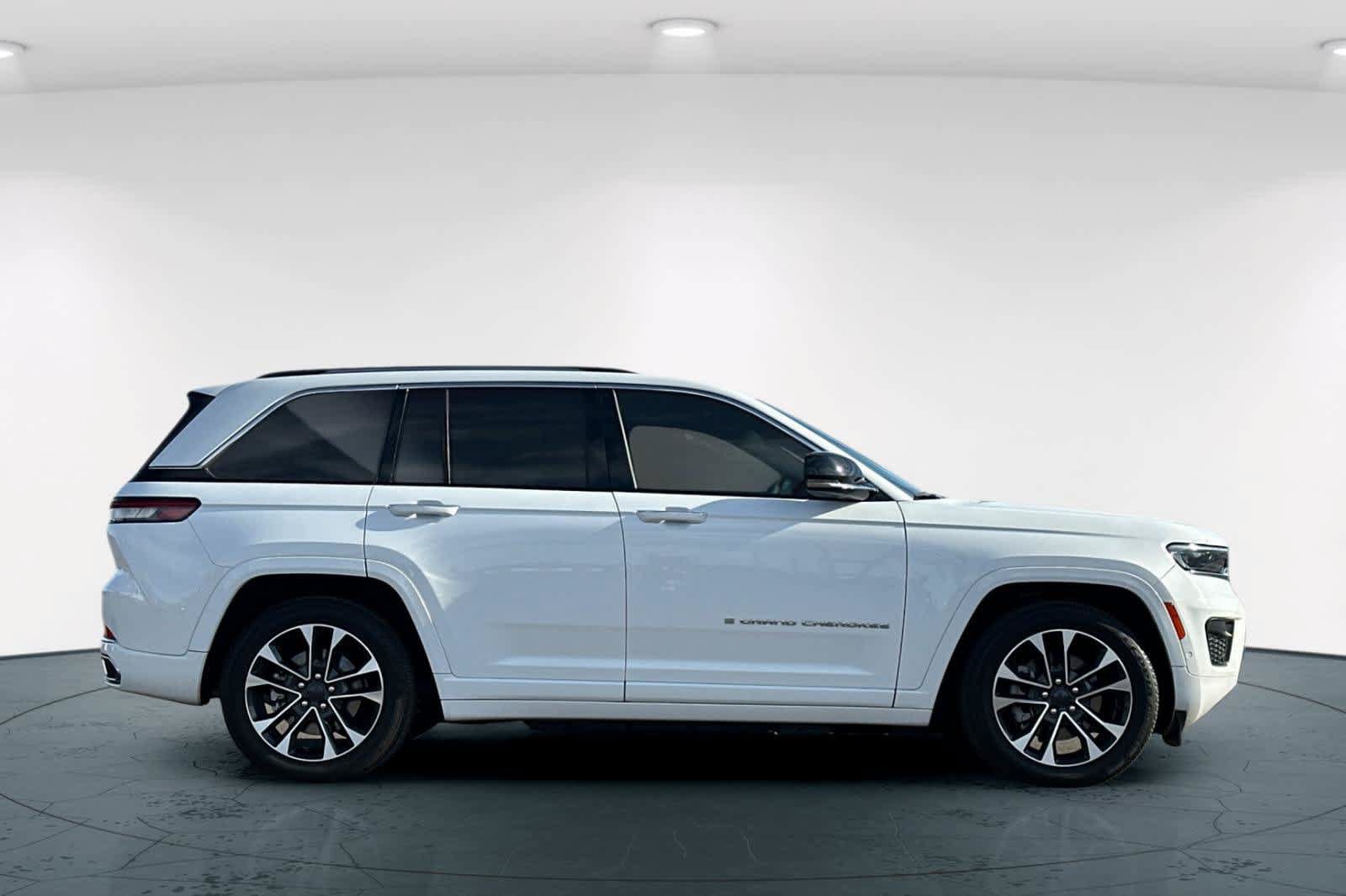 Used 2022 Jeep Grand Cherokee Overland w/ Luxury Tech Group IV AWD/4WD image 6