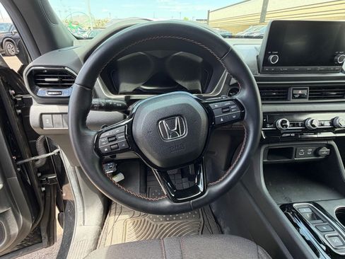 Used 2025 Honda Pilot Sport image 10