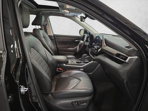 Used 2023 Toyota Highlander XLE AWD/4WD image 10