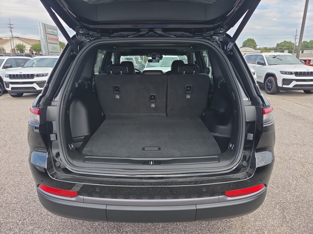New 2027 Jeep Grand Cherokee Altitude RWD image 4