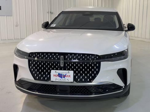 Used 2024 Lincoln Nautilus Premier AWD/4WD image 4