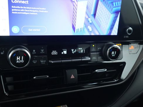 Used 2023 Toyota Highlander XLE image 24