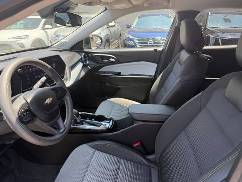 Used 2025 Chevrolet Trax LT FWD image 25