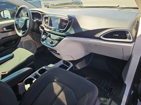 Used 2018 Chrysler Pacifica L FWD image 29
