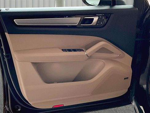 Used 2023 Porsche Cayenne S Platinum image 17