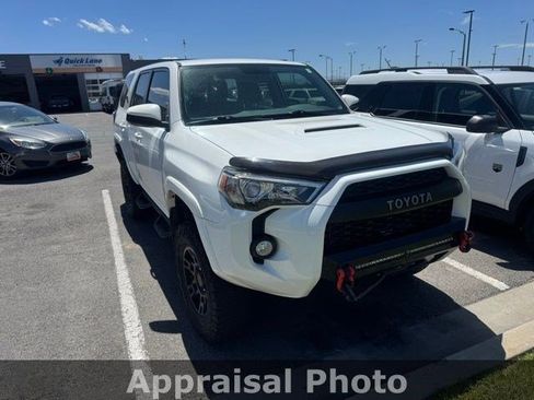 Used 2018 Toyota 4Runner TRD Off-Road AWD/4WD image 2