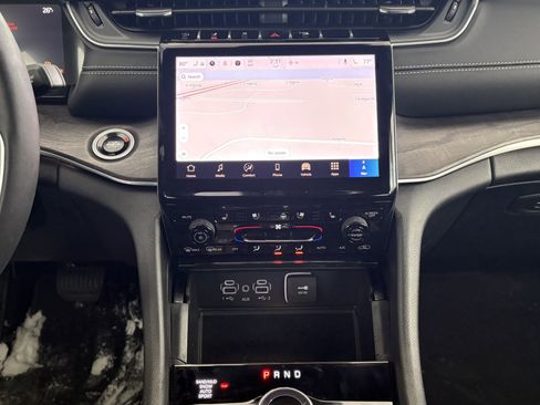 Used 2025 Jeep Grand Cherokee Limited w/ Luxury Tech Group II image 17