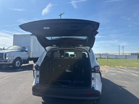 Used 2025 Toyota Sienna XLE FWD image 6
