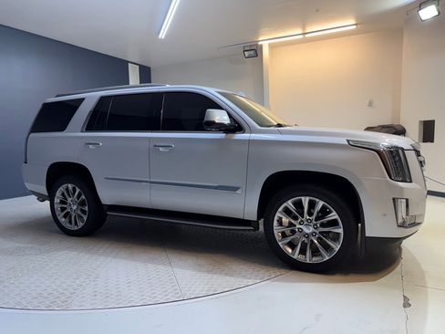 Used 2018 Cadillac Escalade Luxury RWD image 7