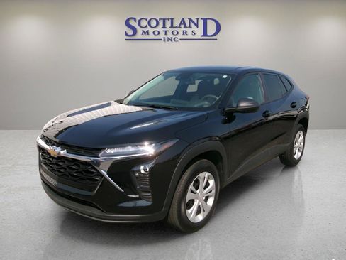 Used 2025 Chevrolet Trax LS FWD image 2