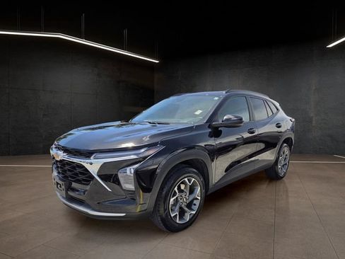 Used 2025 Chevrolet Trax LT FWD image 3