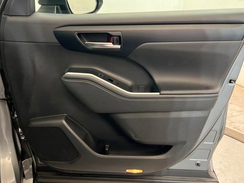 Used 2025 Toyota Highlander XLE image 24