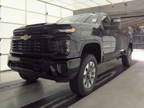 Used 2024 Chevrolet Silverado 2500 Custom w/ Custom Convenience Package image 2
