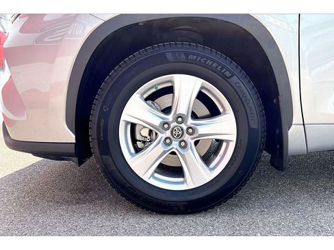 Used 2022 Toyota Highlander LE AWD/4WD image 9