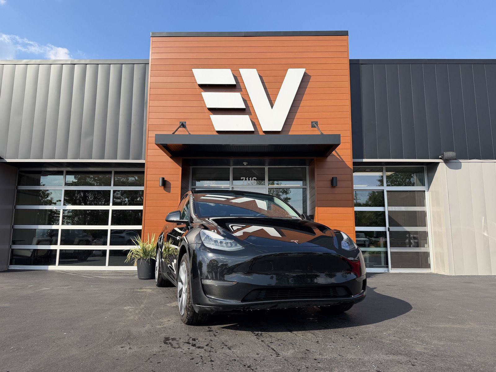 Used 2023 Tesla Model Y Long Range AWD/4WD image 2