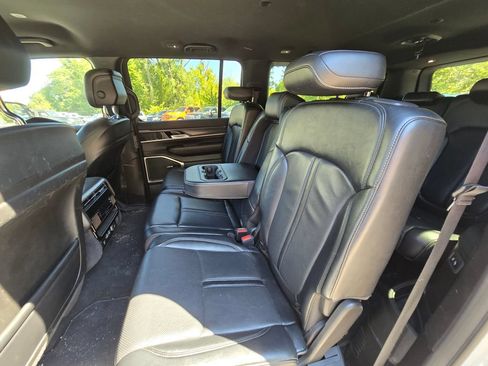 Used 2024 Jeep Wagoneer L Series II w/ Flexible Seating Group AWD/4WD image 15