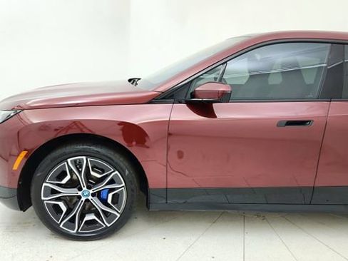 Used 2024 BMW iX xDrive50 w/ Premium Package AWD/4WD image 9
