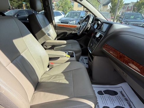 Used 2016 Chrysler Town & Country Touring w/ Driver Convenience Group image 20