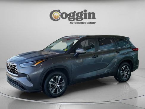 Certified 2023 Toyota Highlander XLE image 2