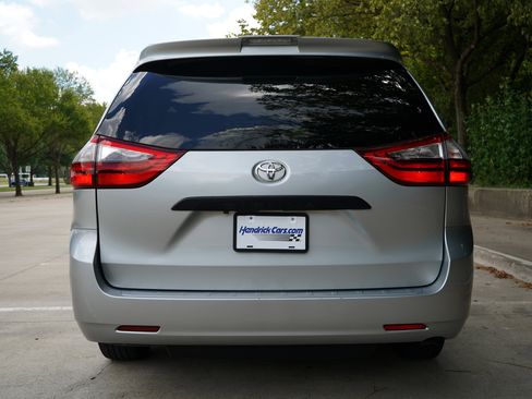 Used 2020 Toyota Sienna L image 8