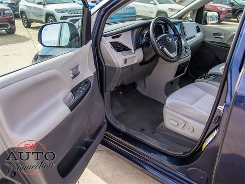 Used 2020 Toyota Sienna LE image 23