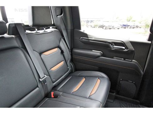 Used 2024 GMC Sierra 1500 AT4 w/ Technology Package AWD/4WD image 10