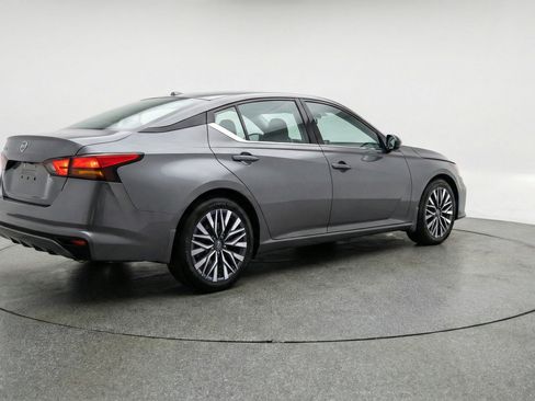 Used 2025 Nissan Altima 2.5 SV FWD image 9