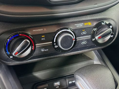 Used 2025 Kia Soul LX w/ LX Technology Package FWD image 23