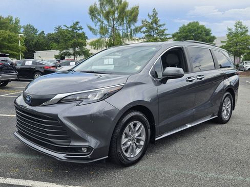 Certified 2025 Toyota Sienna XLE FWD image 3