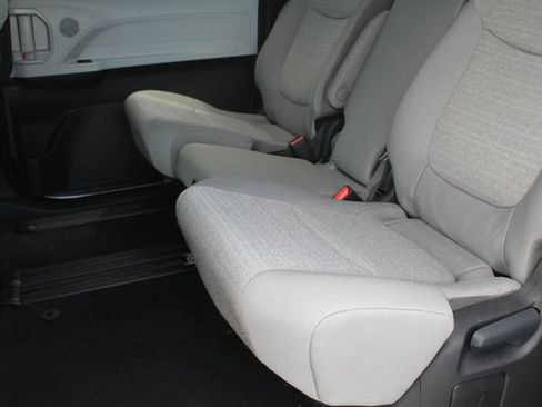 Certified 2026 Toyota Sienna LE FWD image 33