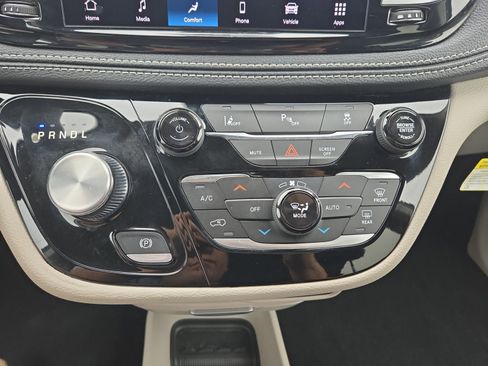 Used 2023 Chrysler Pacifica Touring-L FWD image 19