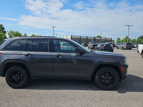 Used 2024 Jeep Grand Cherokee Altitude AWD/4WD image 8