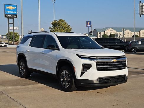 Used 2024 Chevrolet Traverse LT FWD image 3