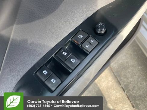 Used 2019 Toyota Camry SE FWD image 19