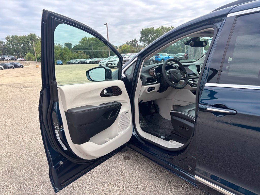 Used 2022 Chrysler Pacifica Limited AWD/4WD image 10