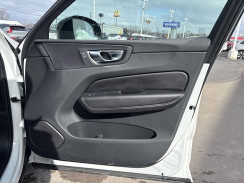 Used 2025 Volvo XC60 B5 Plus image 32