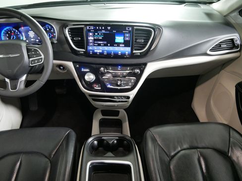 Used 2022 Chrysler Pacifica Touring-L FWD image 10
