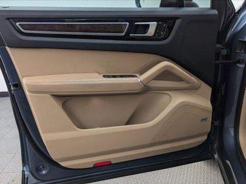 Used 2019 Porsche Cayenne w/ Premium Package image 13