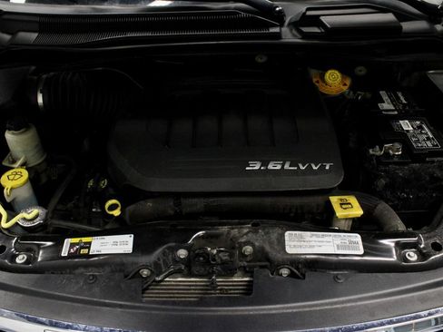 Used 2016 Chrysler Town & Country Touring FWD image 16