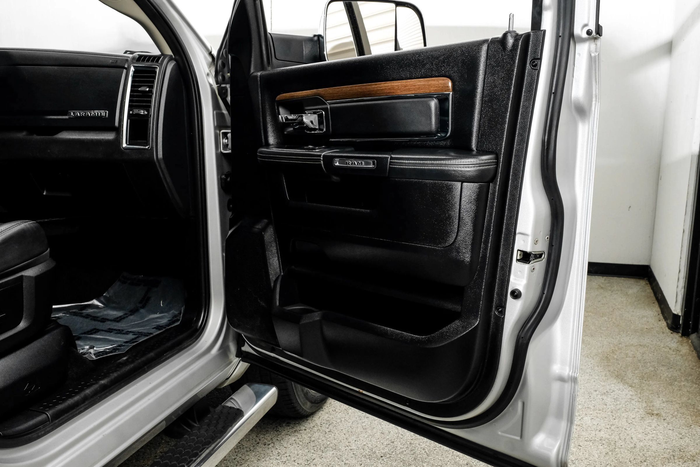 Used 2015 RAM 1500 Laramie w/ Convenience Group AWD/4WD image 58
