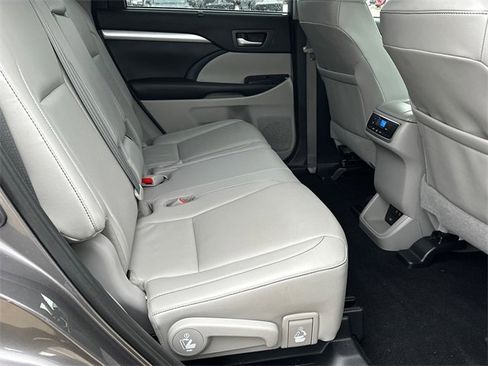Used 2019 Toyota Highlander XLE image 16