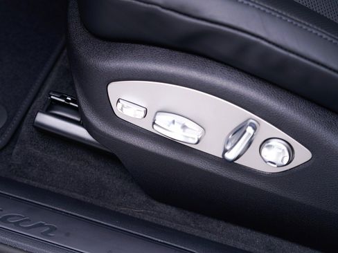 Certified 2026 Porsche Macan AWD/4WD image 16