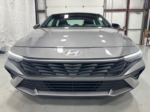 Used 2025 Hyundai Elantra Sport image 2