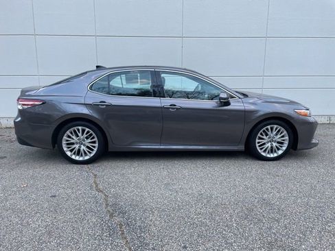 Used 2019 Toyota Camry XLE image 5