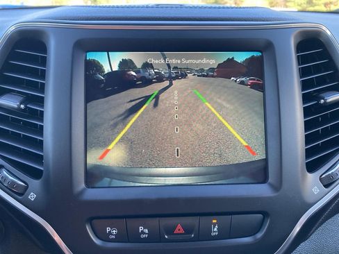 Used 2023 Jeep Cherokee Altitude Lux image 31